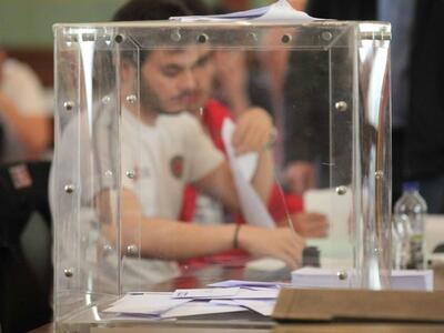 "Πανικός" με τη δημοσκόπηση στ...