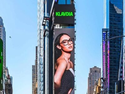 Η Klavdia στην Times Square: Η Ελληνίδα ...