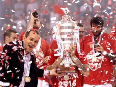 Oλυμπιακός: Η κούπα στον αέρα!