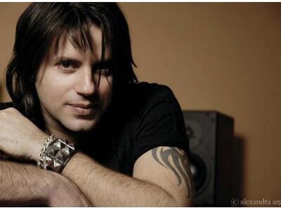 Ο Δημήτρης Κοργιαλάς θα τραγουδήσει live...