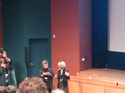  Η Νalyssa Green έπαιξε ζωντανή μουσική ...