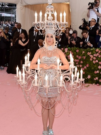 KEITI ΠΕΡΙ ΜΕ MOSCHINO