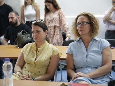 Στο ακροατήριο οι επίκουρες καθηγήτριες ...