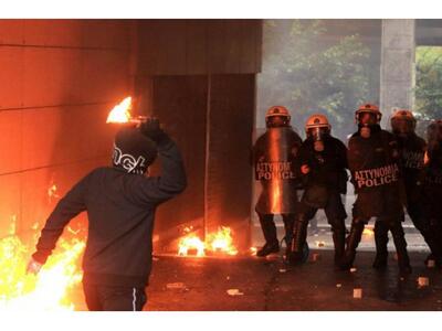 Επιθέσεις νεαρών ατόμων σε διμοιρία των ...