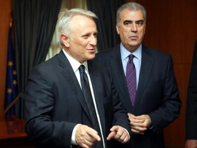 Στον "αέρα" οι συμβάσεις των μ...