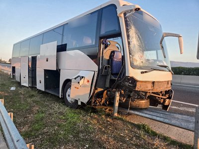 Λαμία: Λεωφορείο έπεσε στις μπάρες στην εθνική οδό