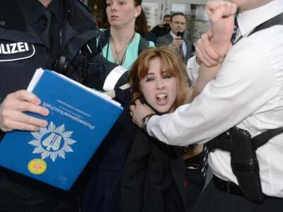 Η Μέρκελ και η... γυμνόστηθη - ΔΕΙΤΕ ΤΟ ΒΙΝΤΕΟ