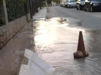 «Χαμένοι Τόνοι Νερού!» στην οδό Άθω στην...