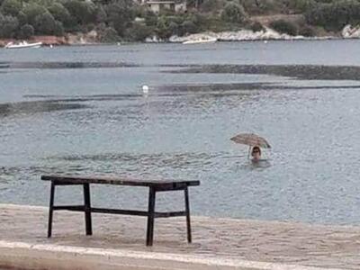 Βουτιά στη θάλασσα πάση θυσία... Ακόμη κ...