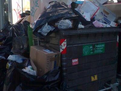 Πάτρα: Αφόρητη δυσοσμία από τα σκουπίδια...