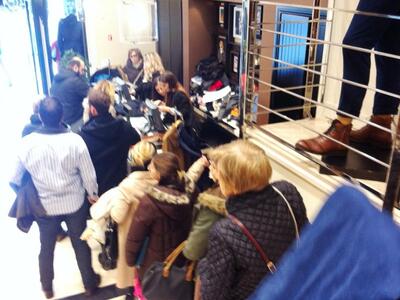 Ουρές Δευτέρα πρωί σε τέσσερα πολυκαταστ...