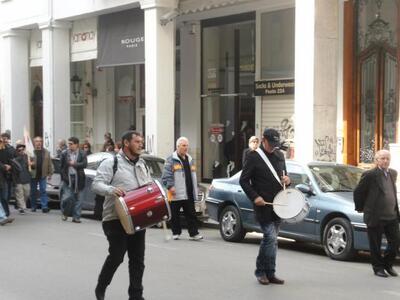 Στην αρχή της πορείας τα τύμπανα έδιναν το ρυθμό 