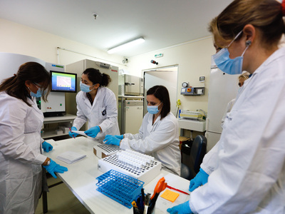 Μετάλλαξη Όμικρον:  Τρίτη δόση, rapid te...