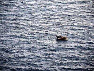 Ακυβέρνητο αλιευτικό μετέφερε  47 μετανά...