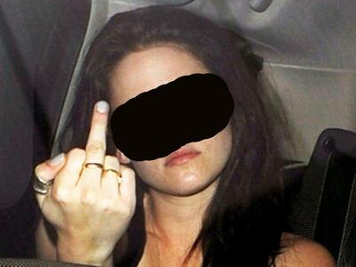 Ποια σταρ δείχνει το δάχτυλο στις Κάννες; 