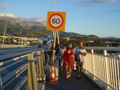 Πάτρα: Περίπατος στη γέφυρα υπό το σελην...