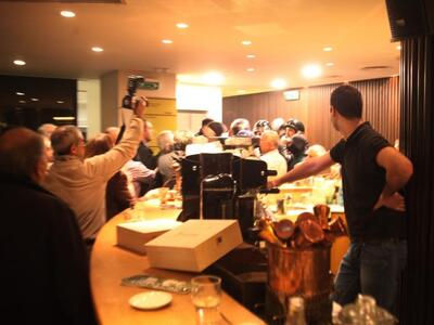 Πανικός στην παρουσίαση του βιβλίου της ...