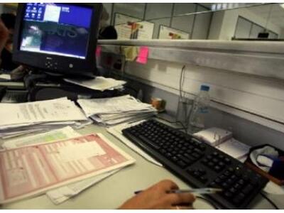 Τους τραπεζικούς λογαριασμούς 121 προσώπ...