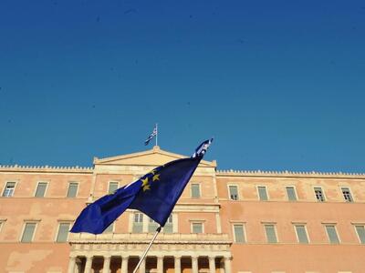 Economist: πάντα παρούσα η απειλή του GREXIT