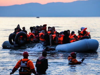 Ισπανία: Εβδομήντα μετανάστες έφτασαν στ...