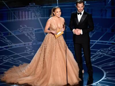 H Tζένιφερ Λόπεζ με το εντυπωσιακό φόρεμ...