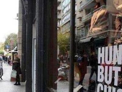 Κατακραυγή για το σλόγκαν των καταστημάτ...