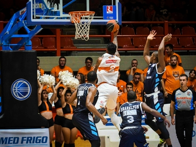 ΠΑΡΑΚΟΛΟΥΘΕΙΣΤΕ ζωντανά την αναμέτρηση τ...