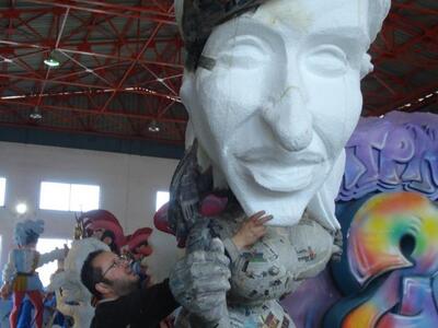 O Ένο Σκονδράνι περιποιείται την Πετρούλα