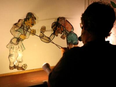 Ο καραγκιόζης καταγγέλλει τα κακώς κείμε...