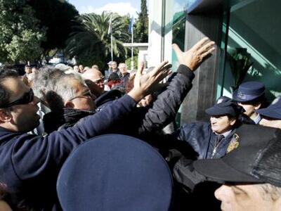 Κύπρος: Εξαγριωμένοι μπήκαν στη Βουλή - ...