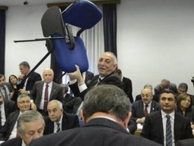 Τουρκία: Γροθιές, καρέκλες, μπουκάλια με...