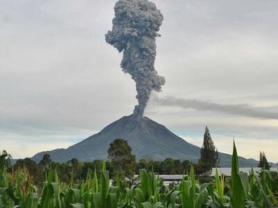 Ινδονησία: Εξερράγη το ηφαίστειο του όρο...
