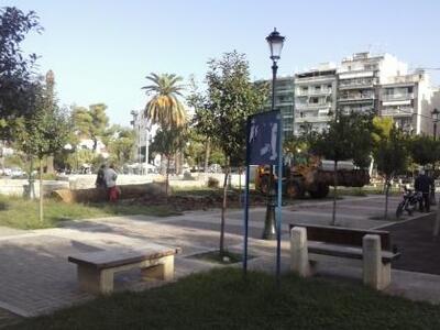 Πάτρα: Έκοψαν φοίνικες στην πλατεία Υψηλ...