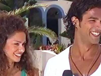 Δείτε τη Βίκυ να χτενίζει τον άντρα της ...