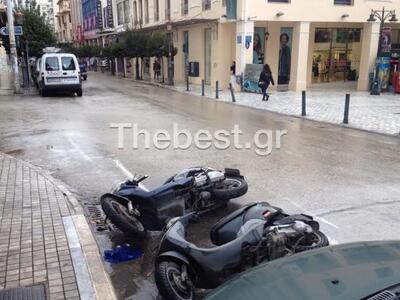 Πέταξε δυο μηχανάκια μπροστά απο το Zara...