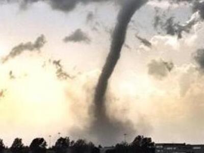 Ιταλία: Ανεμοστρόβιλος «χτύπησε» την Εμί...