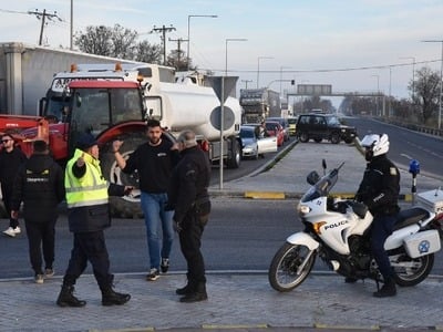 Αγρότες: Έκλεισαν τη σήραγγα των Τεμπών ...
