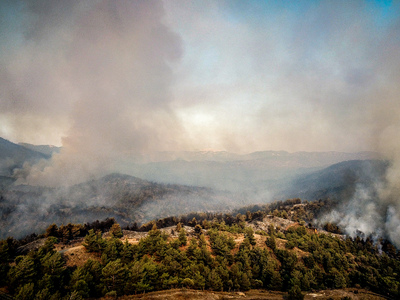 Φωτιά στην Εύβοια: Εκκενώνεται χωριό στην Κάρυστο