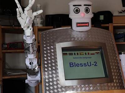 Ο ιερέας-ρομπότ «BlessU-2» ευλογεί