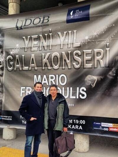 Στη φωτ. με τον Λουκά Καρυτινό. 