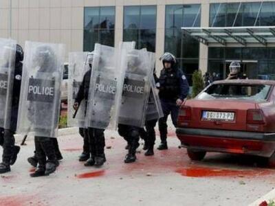 Μάχες σώμα με σώμα ανάμεσα σε αστυνομικο...