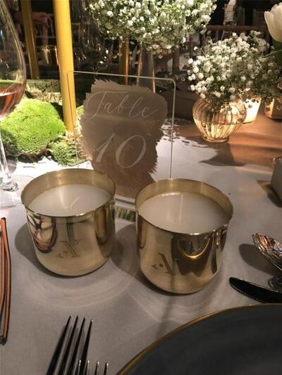 Τα ασημένια κηροπήγια με χαραγμένα τα αρ...