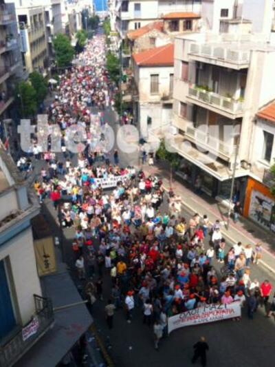 Η πορεία ανεβαίνει την οδό Γούναρη προς ...