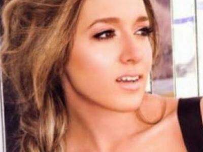 H Καλομοίρα τραγούδησε τον Εθνικό Ύμνο τ...