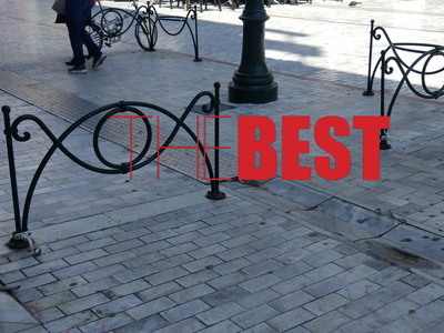 Τα κάγκελα που εμποδίζουν τους πεζούς σε...