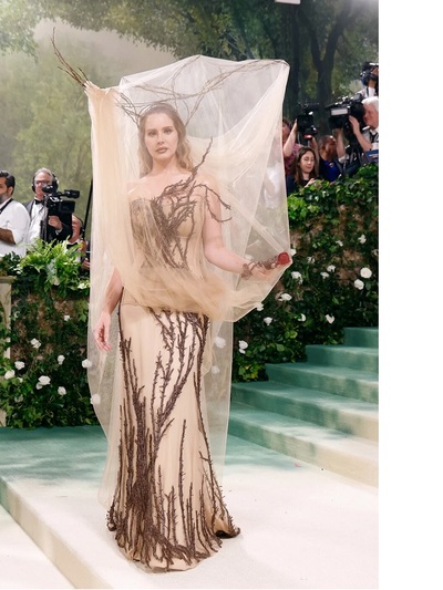 Λάνα ντελ Ρέι με Alexander McQueen