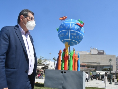 Ο Δήμαρχος Πατρέων επισκέφθηκε και θαύμασε τις άνθινες δημιουργίες σε πλατεία Γεωργία και πλ. Τριών Συμμάχων