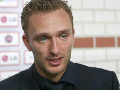 Υπέγραψε ο Ντένις Ρόμενταλ και ντύθηκε σ...