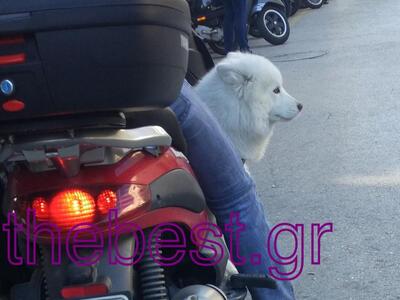 Ενας κούκλος με το δίκυκλο στους δρόμους...