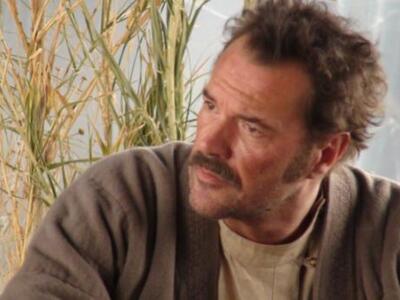 Ο Σεμπέστιαν Κοχ ως Βαρβάκης.